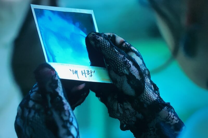 한 여인을 향한 한 남자의 지극한 사랑이 들어있는 폴라로이드 사진 뒤에는 '내 사랑'이란 말이 적혀 있네요