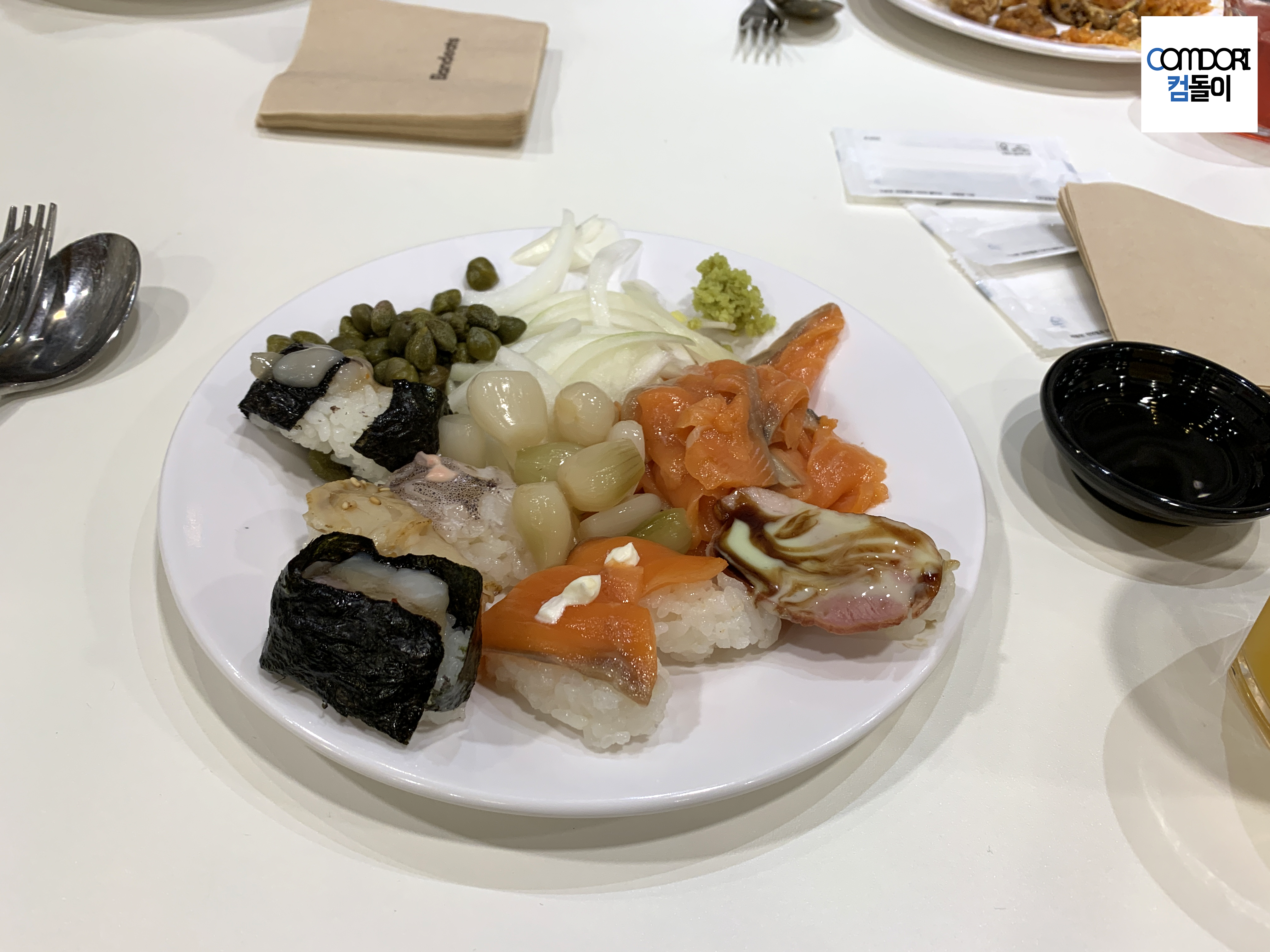 연어초밥
연어
생양파&#44; 와사비