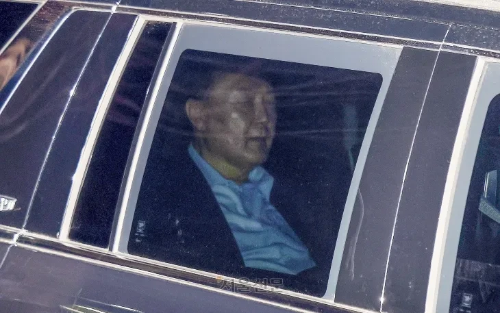 한국 대통령 윤석열이 체포되어 조사 받으러 가는 상황