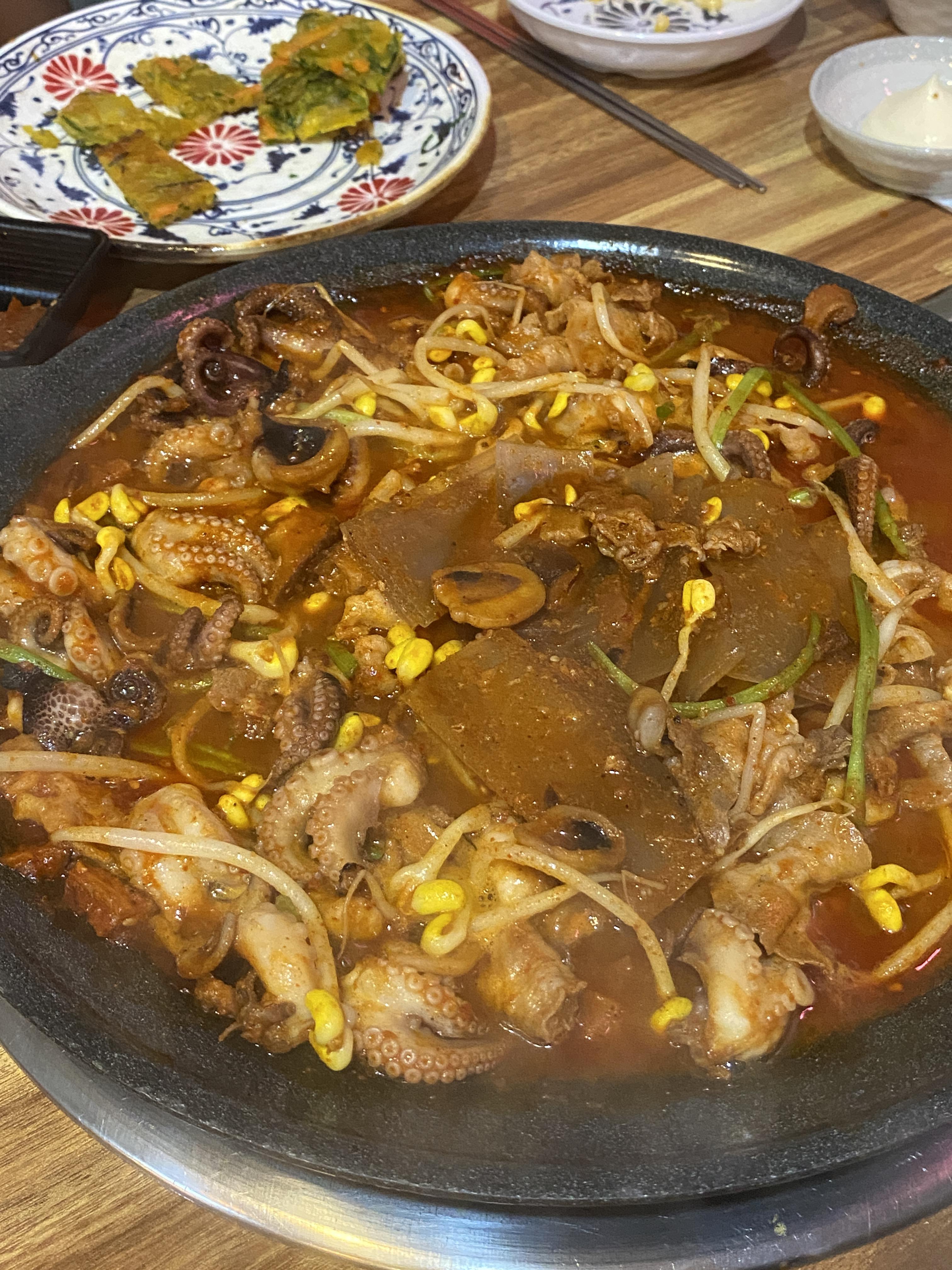 쭈사장-삼겹살-쭈꾸미-콩나물-미나리-전-접시