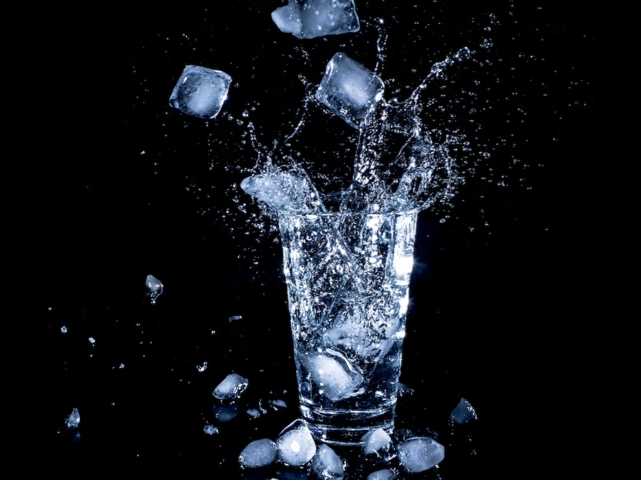 얼음이-투명한-물컵안에-떨어지며&amp;#44;컵안의-물이-튕기는-사진