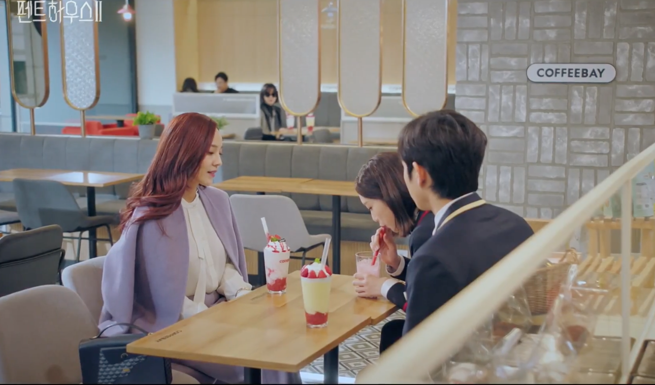 [TV속패션] 펜트하우스 시즌2 9회 유진 포레르빠쥬 네이비색 가방 패션 정보 #펜트하우스 시즌2 9회 유진 FAURÉ LE PAGE 네이비 가방