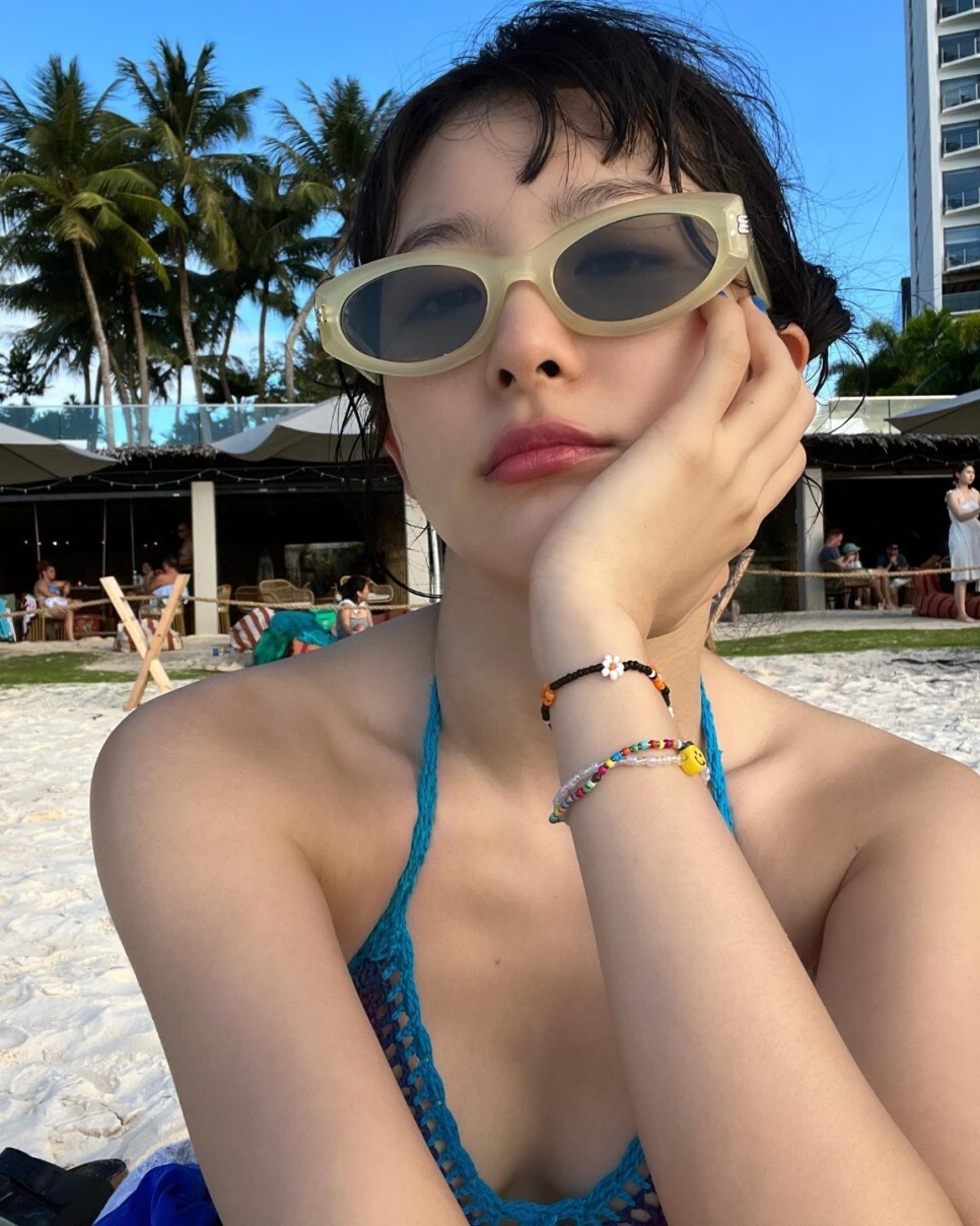  "괌에서 힙한 스타일링" 레드벨벳 슬기, 이렇게 말랐는데 파격 그물 수영복 입은 반전 볼륨감