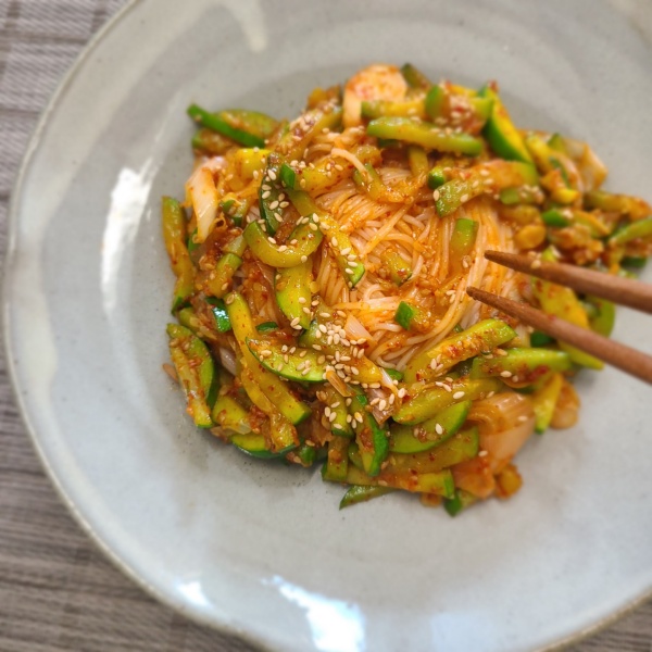  애호박국수 애호박볶음이 올라간 맛있는 애호박비빔국수