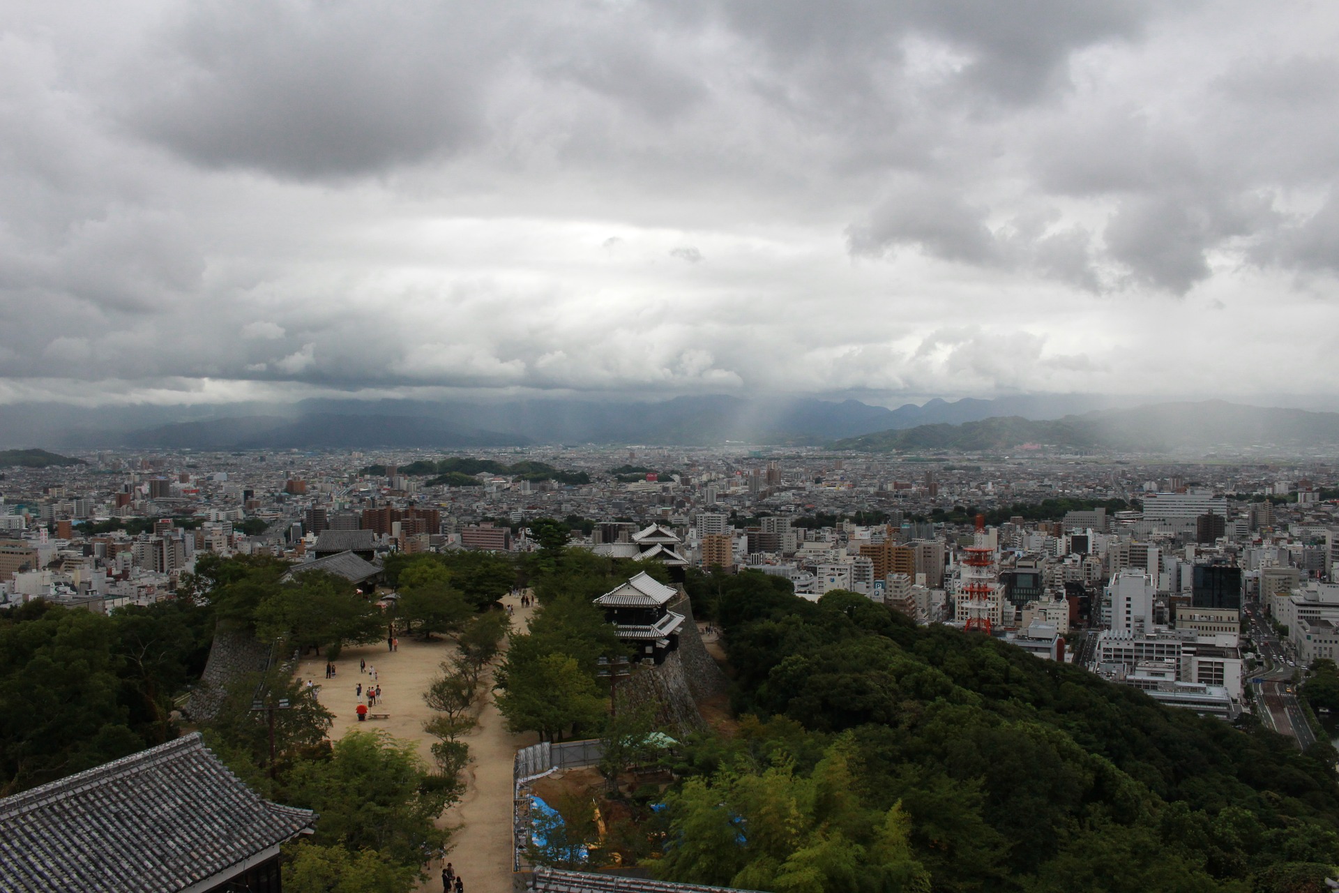 마쓰야마 성과 도시를 내려다 본 모습