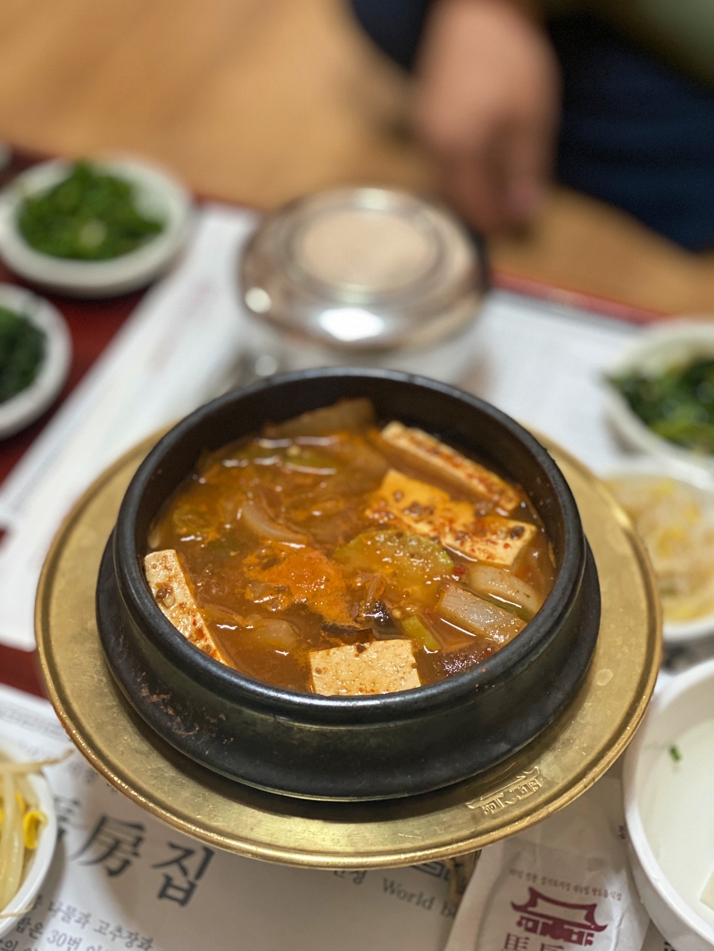 놋받침위에 올라간 된장찌개 뚝배기