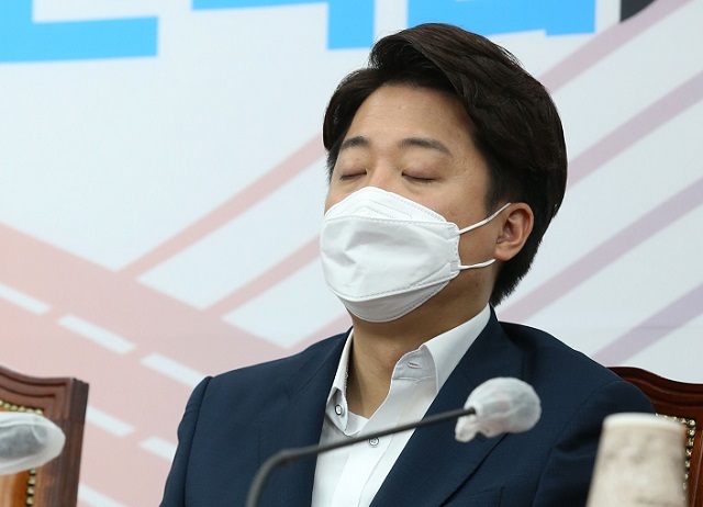  "성접대 해명하라" 배현진 압박.. 마이크 치운 이준석
