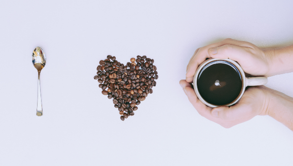 커피와 커피콩&#44; 스푼으로 I LOVE Coffee를 표현한 이미지