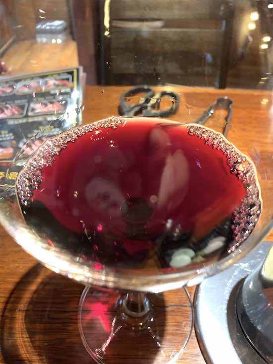 Domaine Hudelot Baillet Bourgogne Pinot Noir 2018의 색