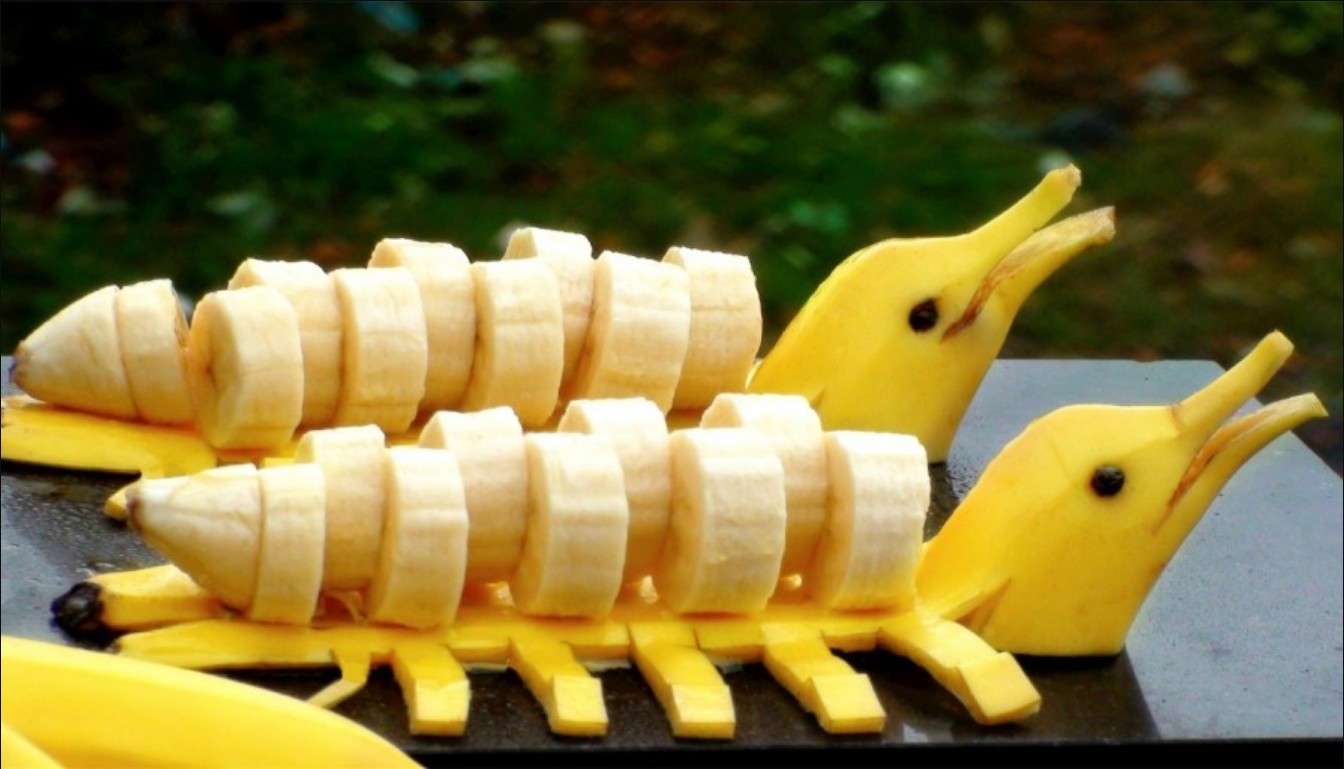 바나나 한개 껍질 까놓은 이미지