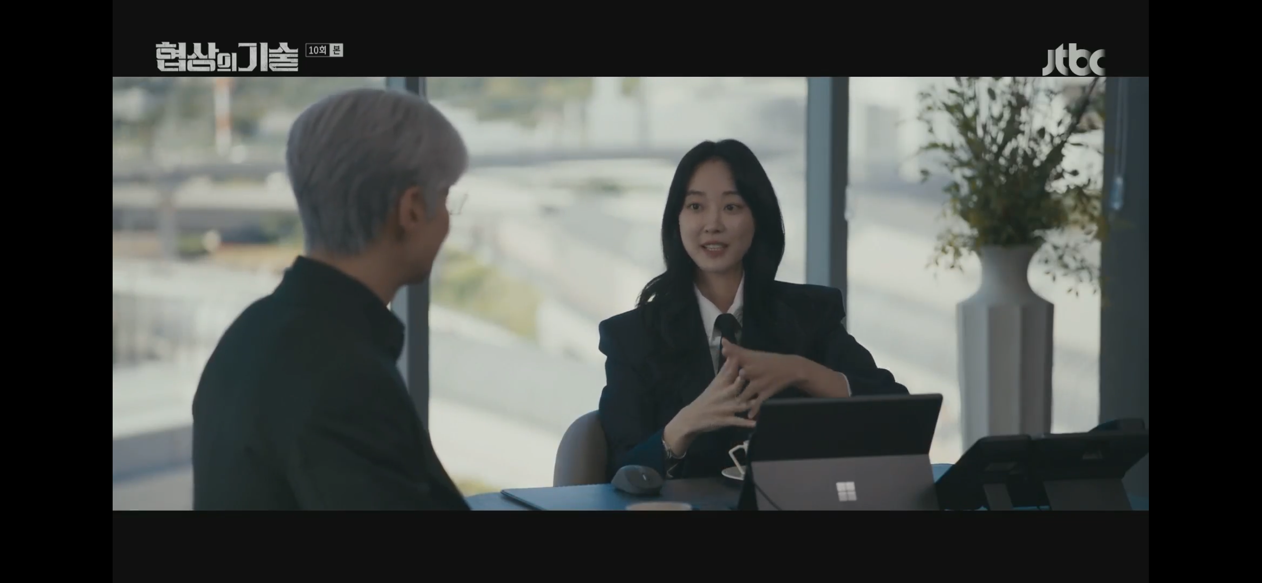 주노가 지연우 대표에게 회장님의 숨겨진 건설 계획을 털어놓는 장면