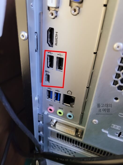 데스크톱-뒤쪽의-USB-연결-포트