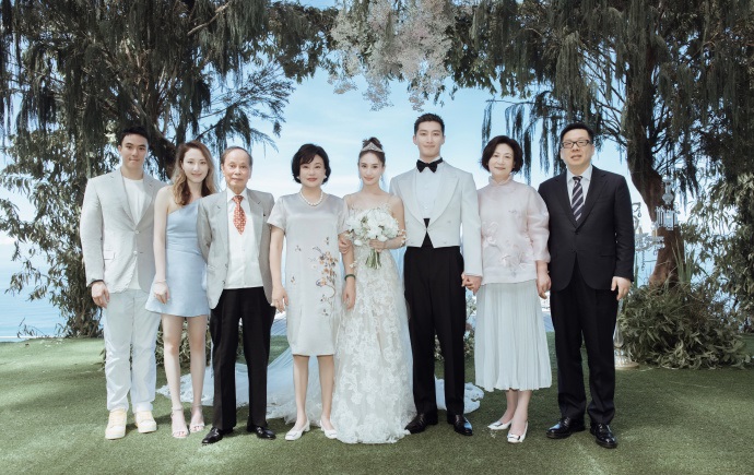 He Chaolian (Ha Cho-ryun)과 Dou Xiao (Du Xiao)는 현대 결혼식 장면 사진을 공유합니다. 5