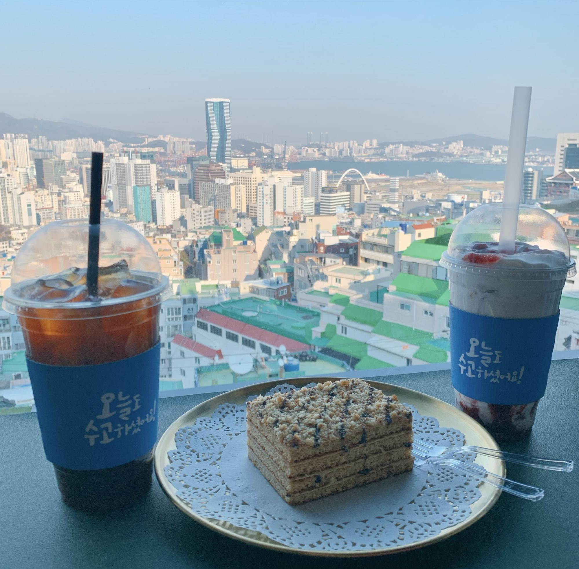 카페 더 뷰티풀 부산항을 바라보며