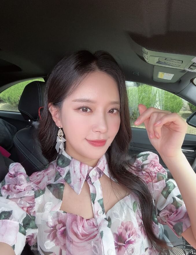 자동차안에앉아있는-긴머리여성의모습