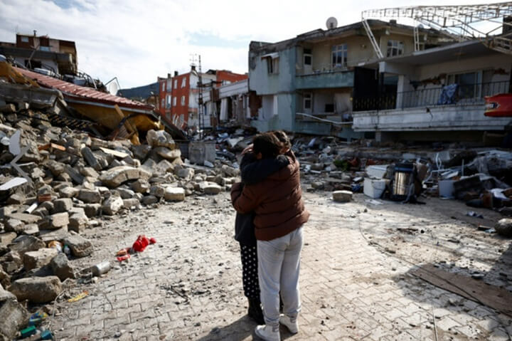 튀르키예-지진현장-부둥켜안은-재난민둘