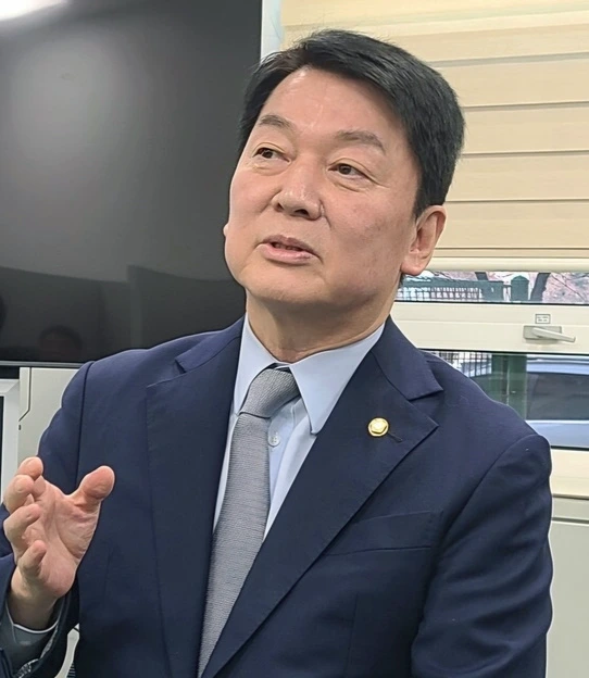 국회의원 뱃지 달고 말하는 안철수