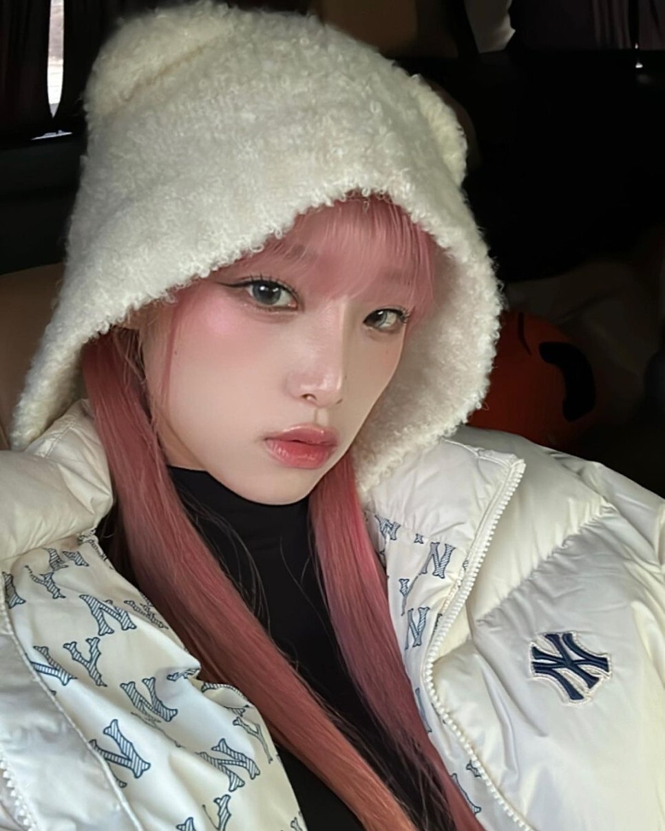  최예나, '인어공주' 존 머스크 감독과 다정한 투샷...러블리 사인까지