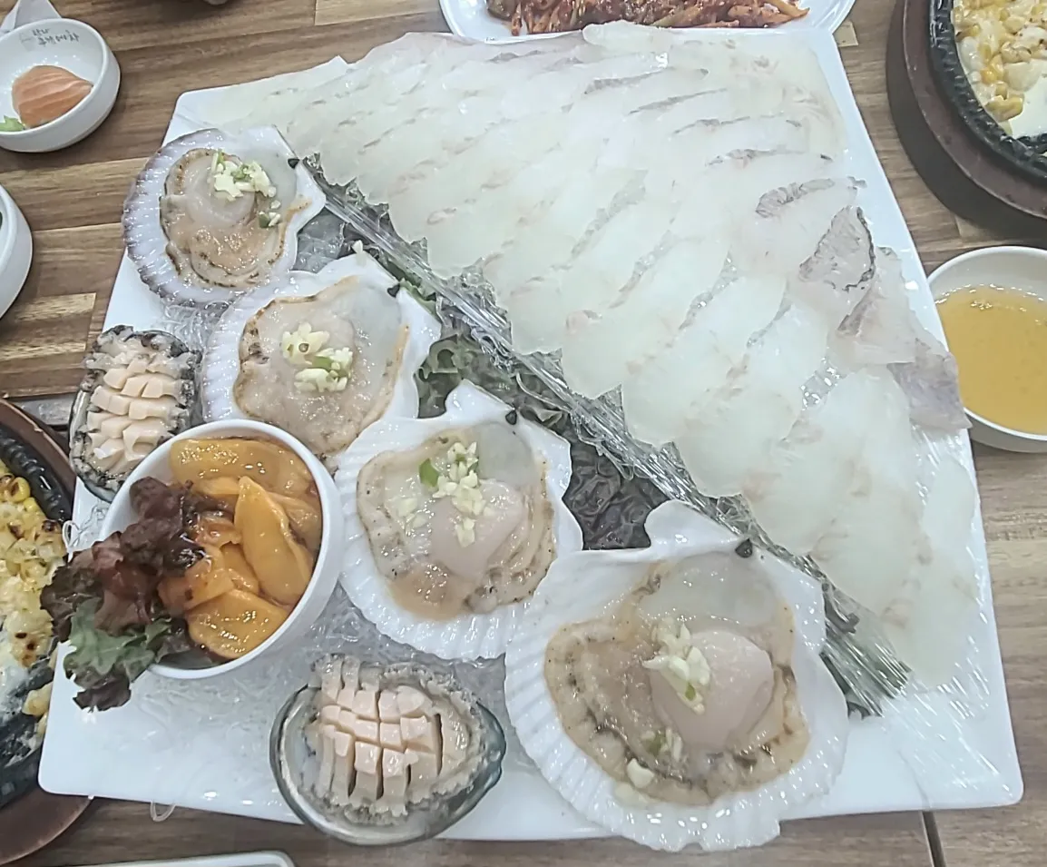 우럭-광어-가리비-멍게-전복이-한접시에-담겨있음