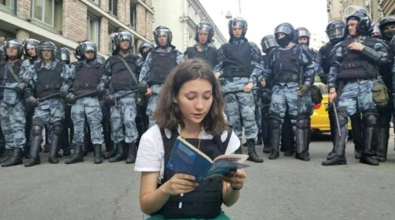 러시아-활동가-미시크-헌법-낭독-시위