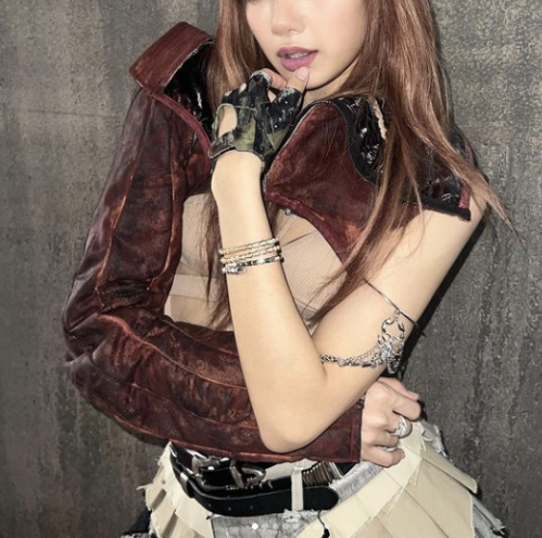  블랙핑크 리사, 섹시한 여전사로 변신··· 시크한 눈빛에 강렬한 비주얼 / 블랙핑크 지수, 이런 모습까지 있을 줄이야··· 새로운 스타일로 반전 매력 '공개' / 블랙핑크 제니, ‘심쿵’ 유발..