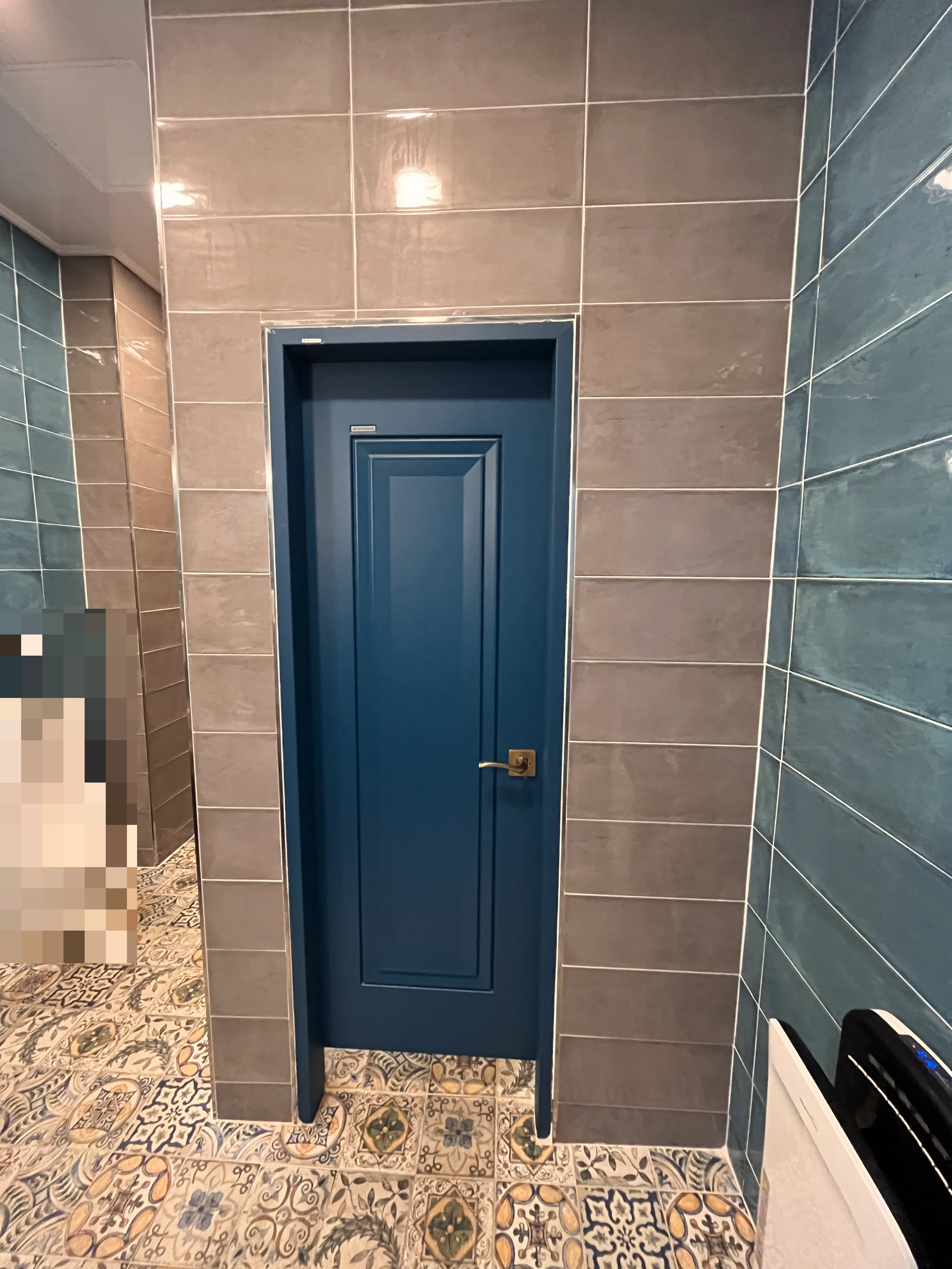 파란색 문과 타일이 이쁜 화장실 내부 사진