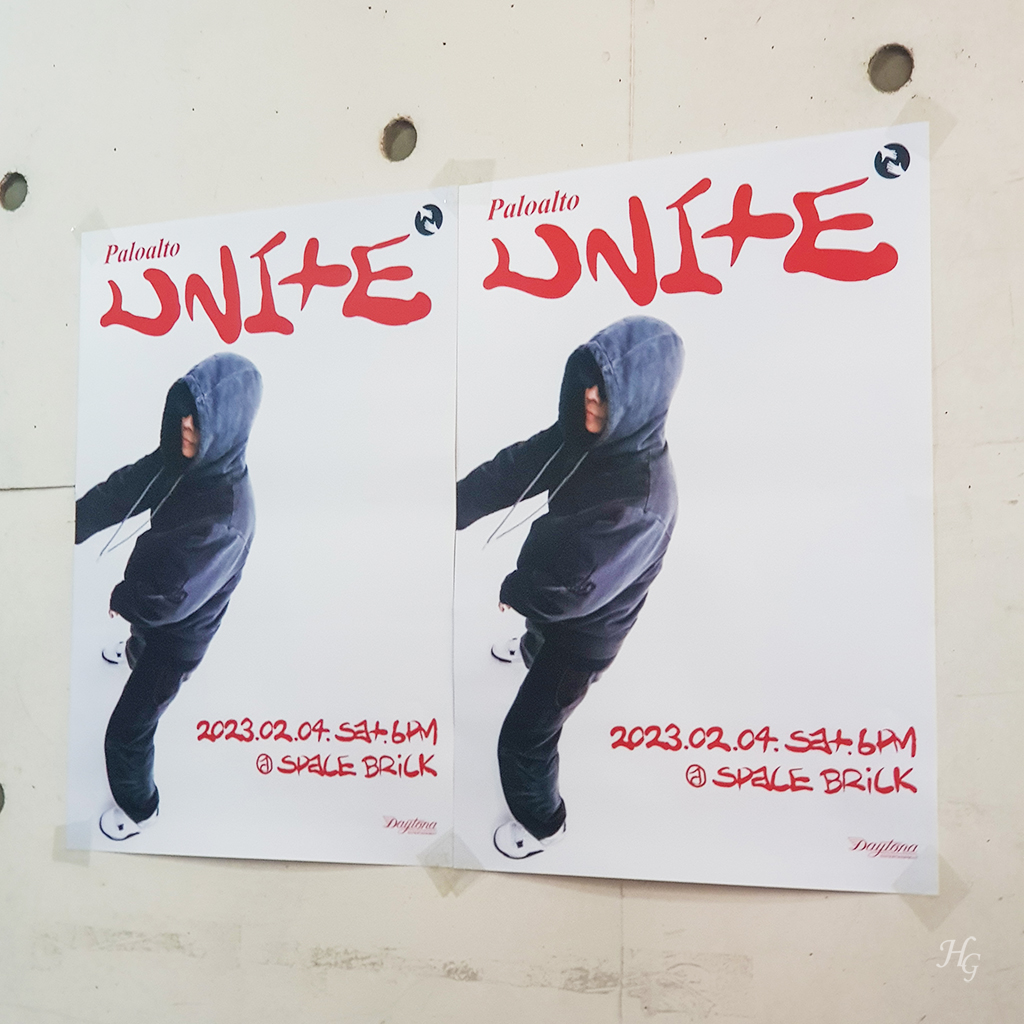 팔로알토 단독공연 유나이트(UNITE) 포스터가 붙은 벽