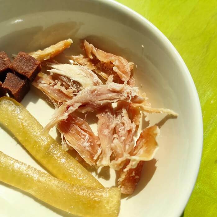 그릇에 담겨 있는 닭가슴살 육포와 돼지껍데기 껌 강아지 간식
