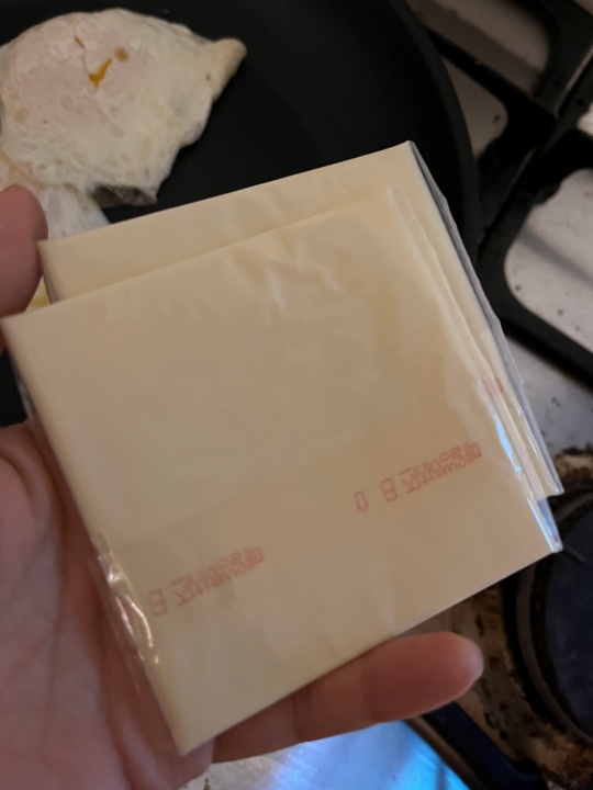 비닐포장된 슬라이스 치즈 2장