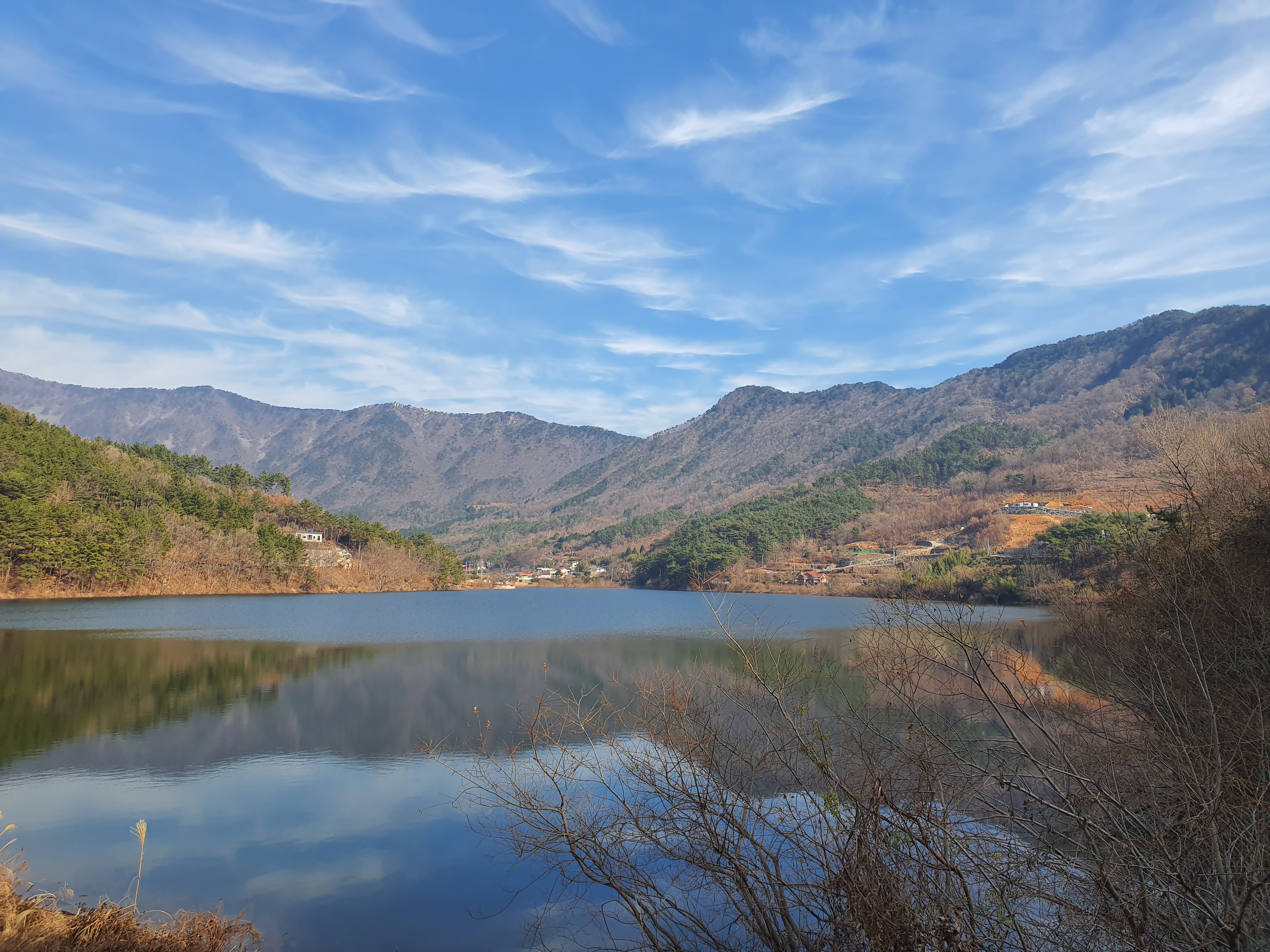 사천 용두공원 산책로 금낭화 와룡저수지 풍경사진