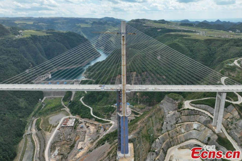 세계 최초 중국 알파인 협곡 경관 사장교(건설 중) VIDEO: World&#39;s first alpine canyon landscape cable-stayed bridge under construction in Guizhou