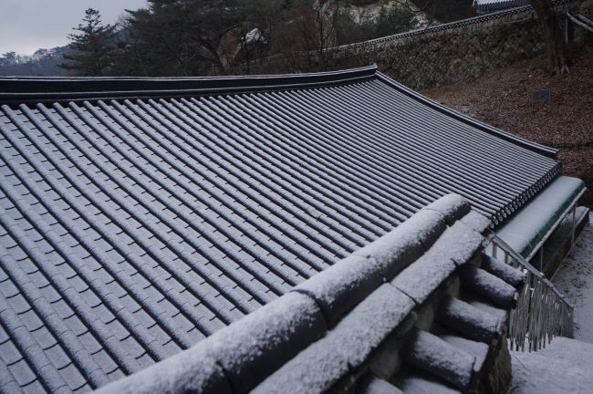 세 장의 사진은 하얗게 쌓인 눈&#44; 사찰 지붕&#44; 흐린 하늘&#44;