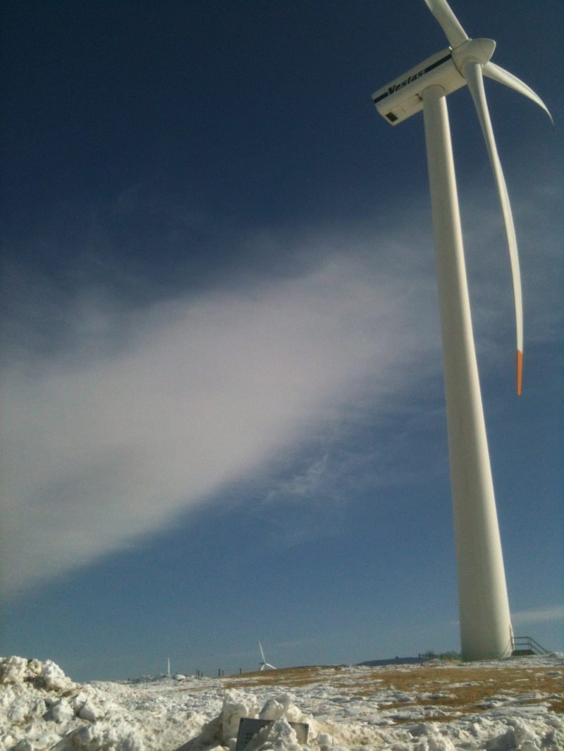 눈쌓인 언덕옆에 풍력발전기용 바람개비가 있다