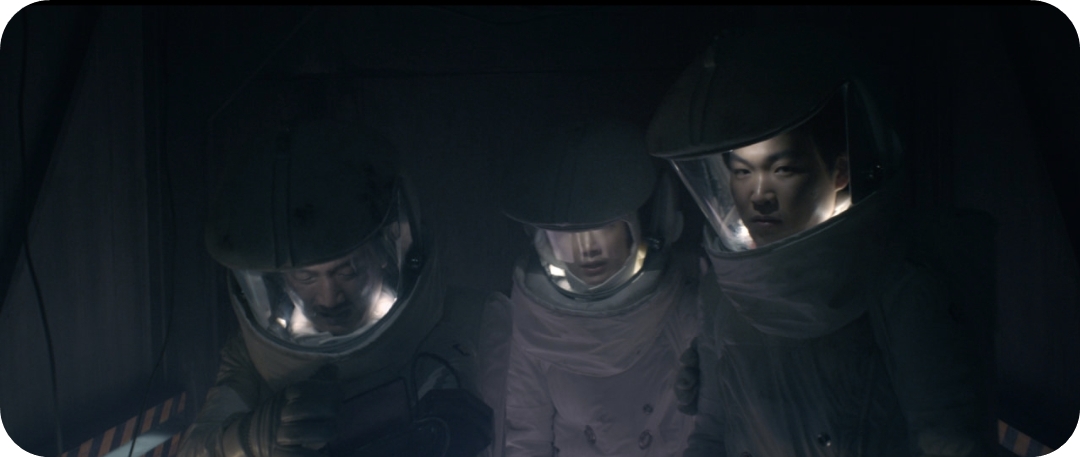 우주복을 입고 있는 세명의 사람 사진