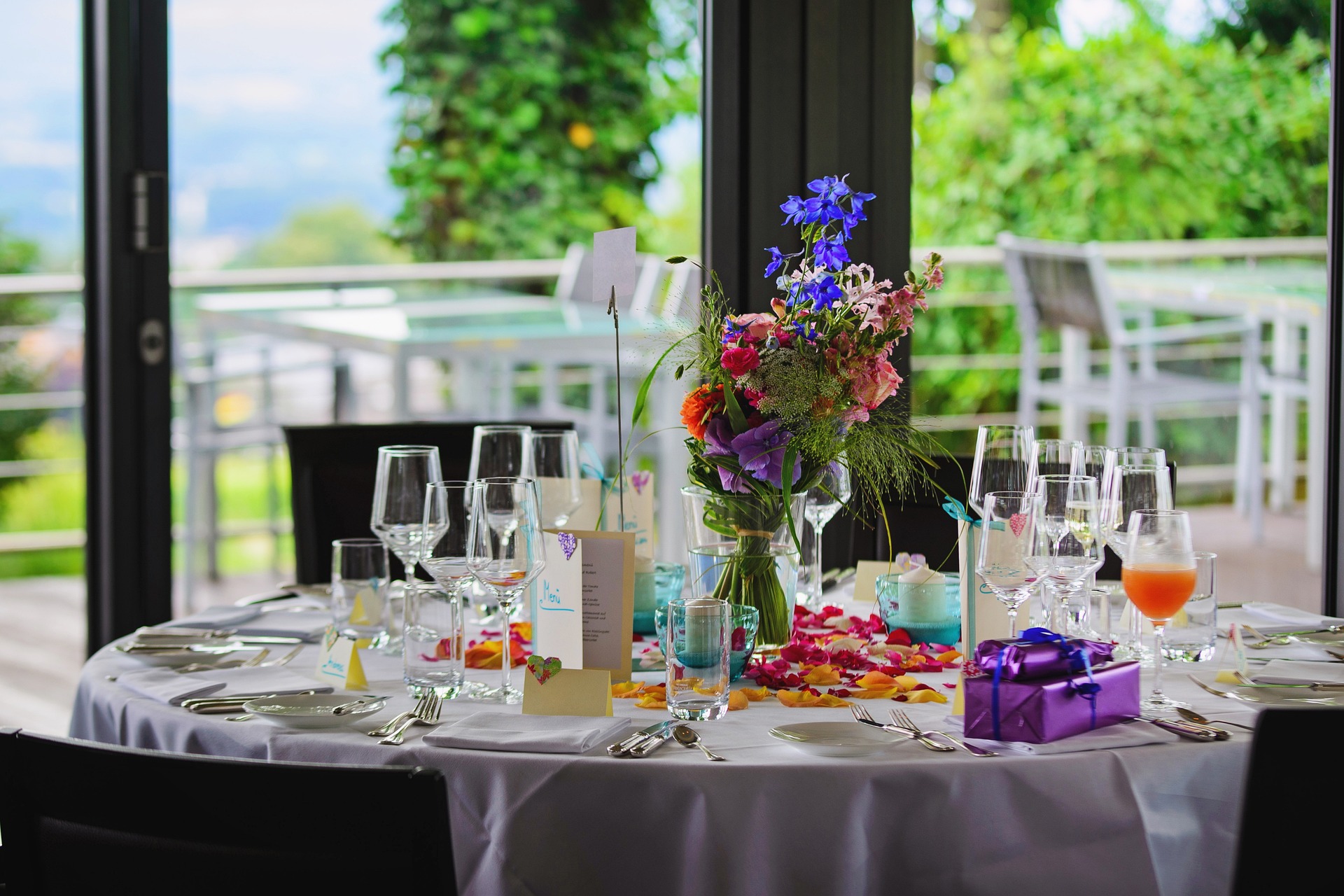 호텔 식사하는 식탁 위에 생일 축하 장식이 펼쳐져있다.