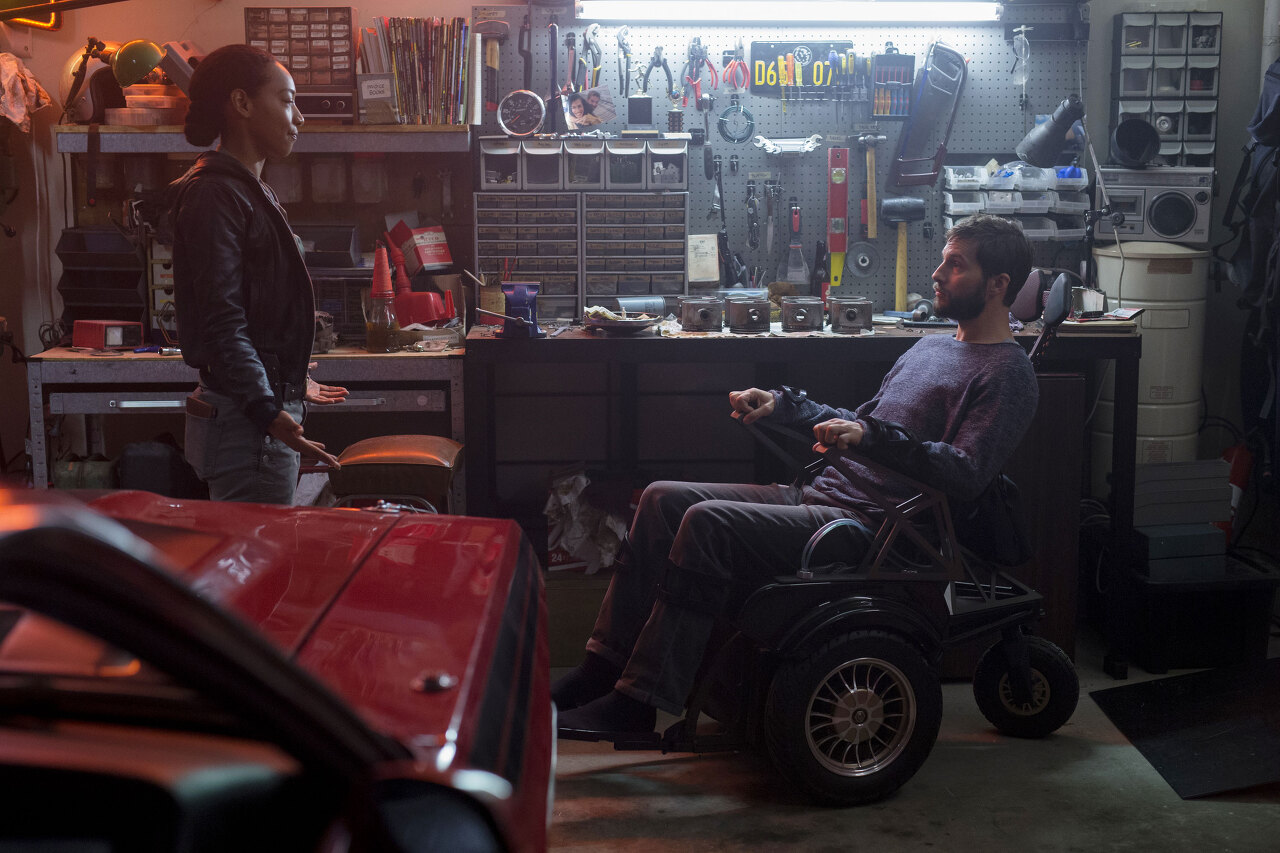 그레이의 차고에 찾아온 형사 코르테즈와 휠체어에 앉은 그레이가 대화하는 모습이다.