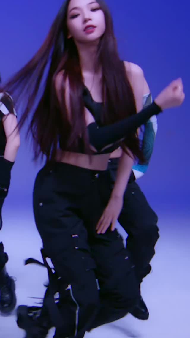  에스파 카리나 검은색 탱크탑 무대 움짤 gif
