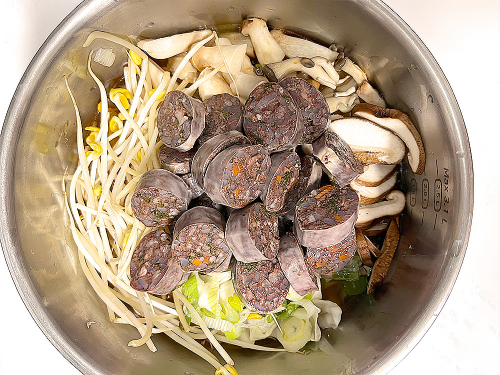 피코크 리북방 순대전골 메인 재료인 순대를 썷어 넣어보았다.