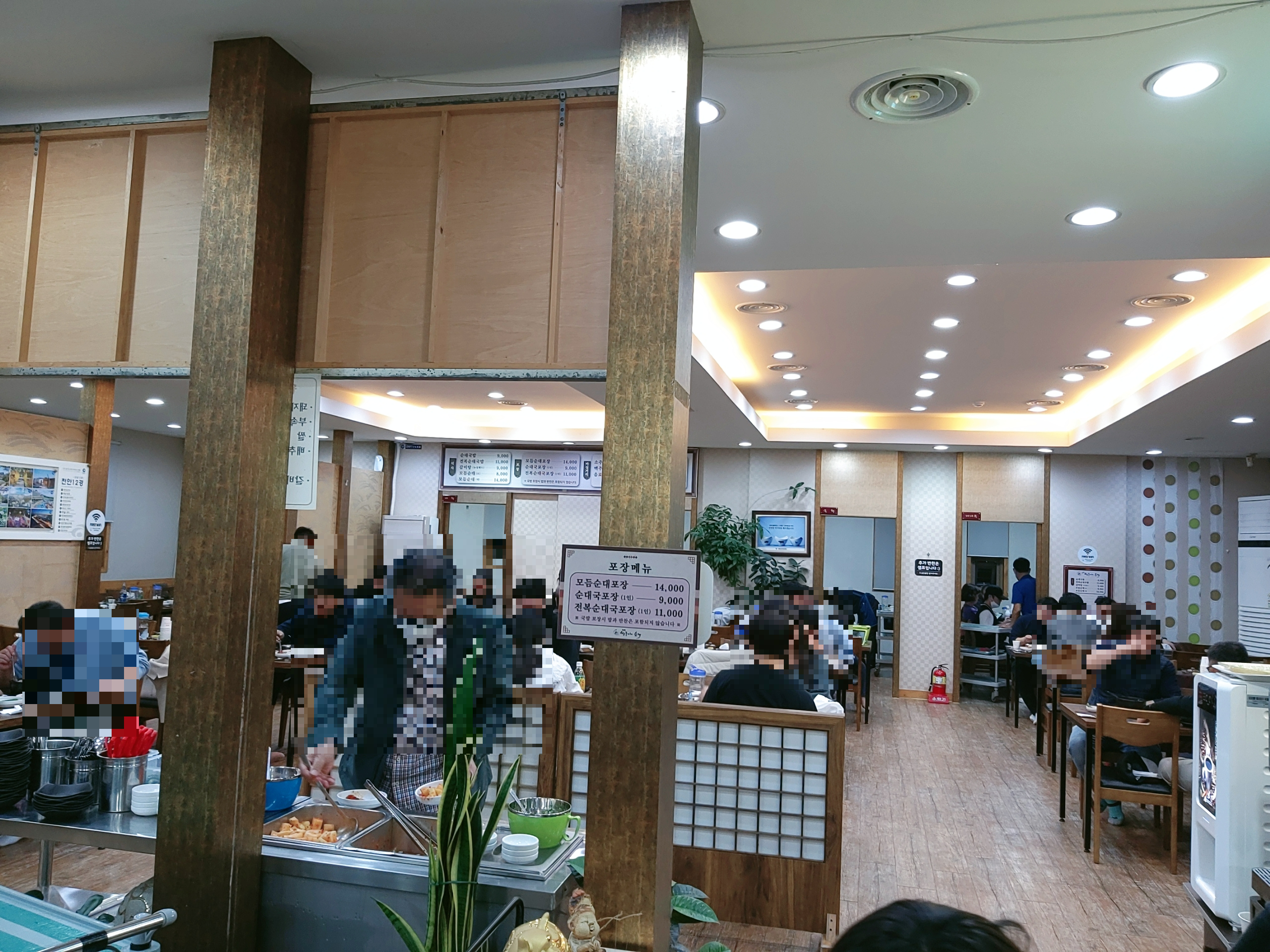 &#39;쌍둥이네식당&#39; 테이블에 손님들이 많이 앉아 있다.