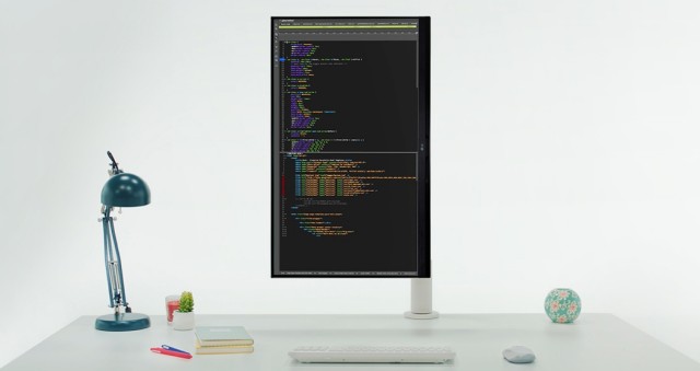 LG 스마트 모니터 32SQ780SW 피벗 기능 모니터를 세로로 90도 돌려놓은 모습