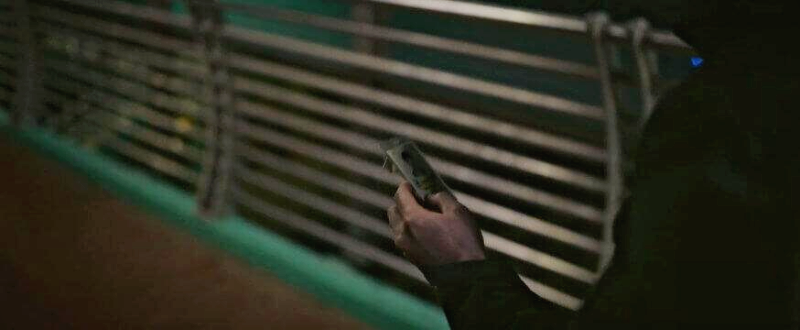 신분증 들고 있는 손