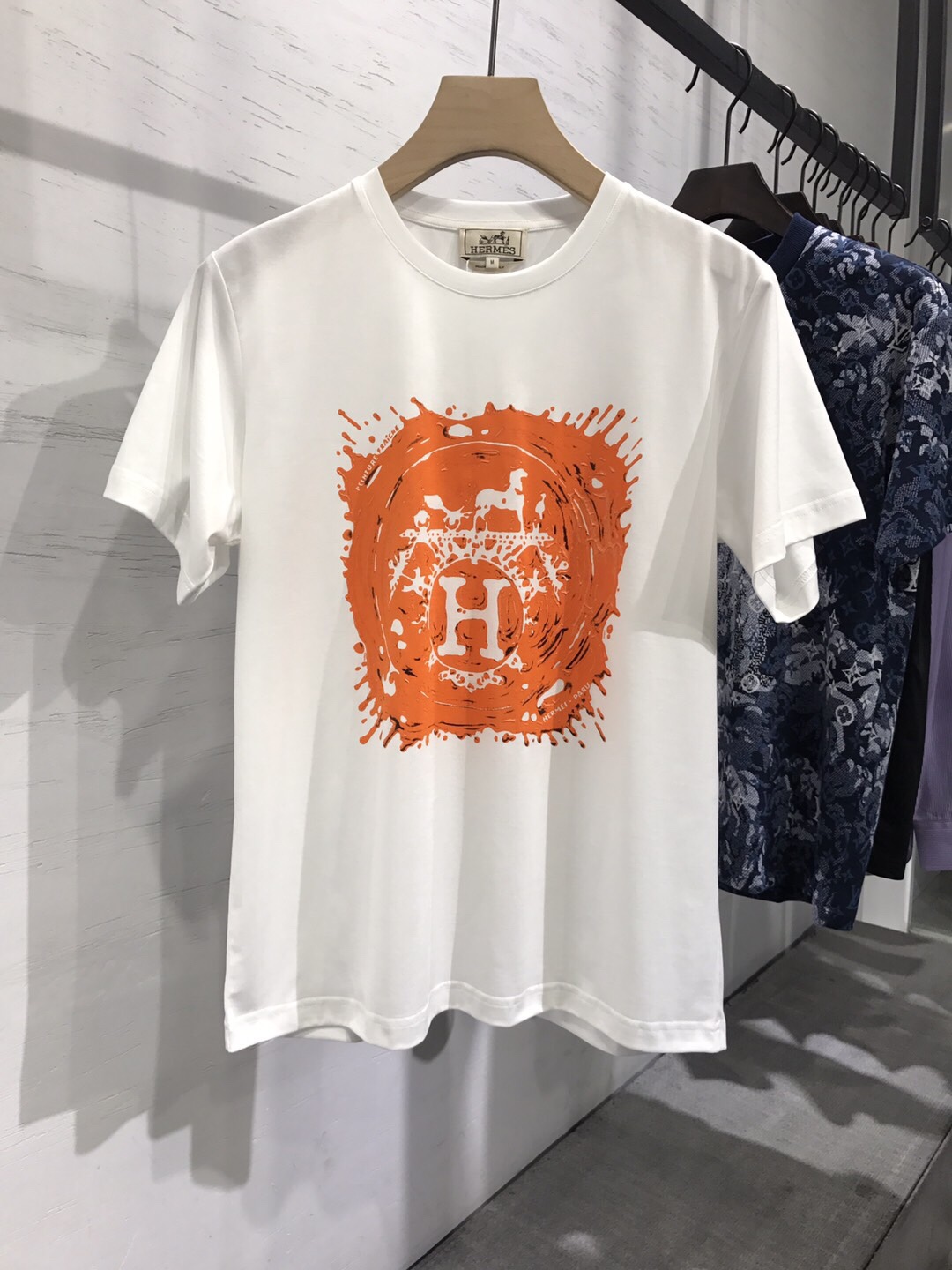  [HERMES] 에르메스 페인트 로고 반팔 티셔츠 (2 COLOR)