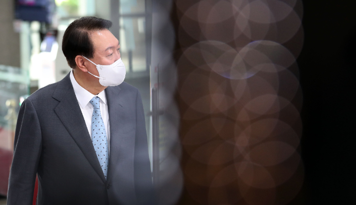  윤 대통령 지지율 35.6%..5주 만에 소폭 반등