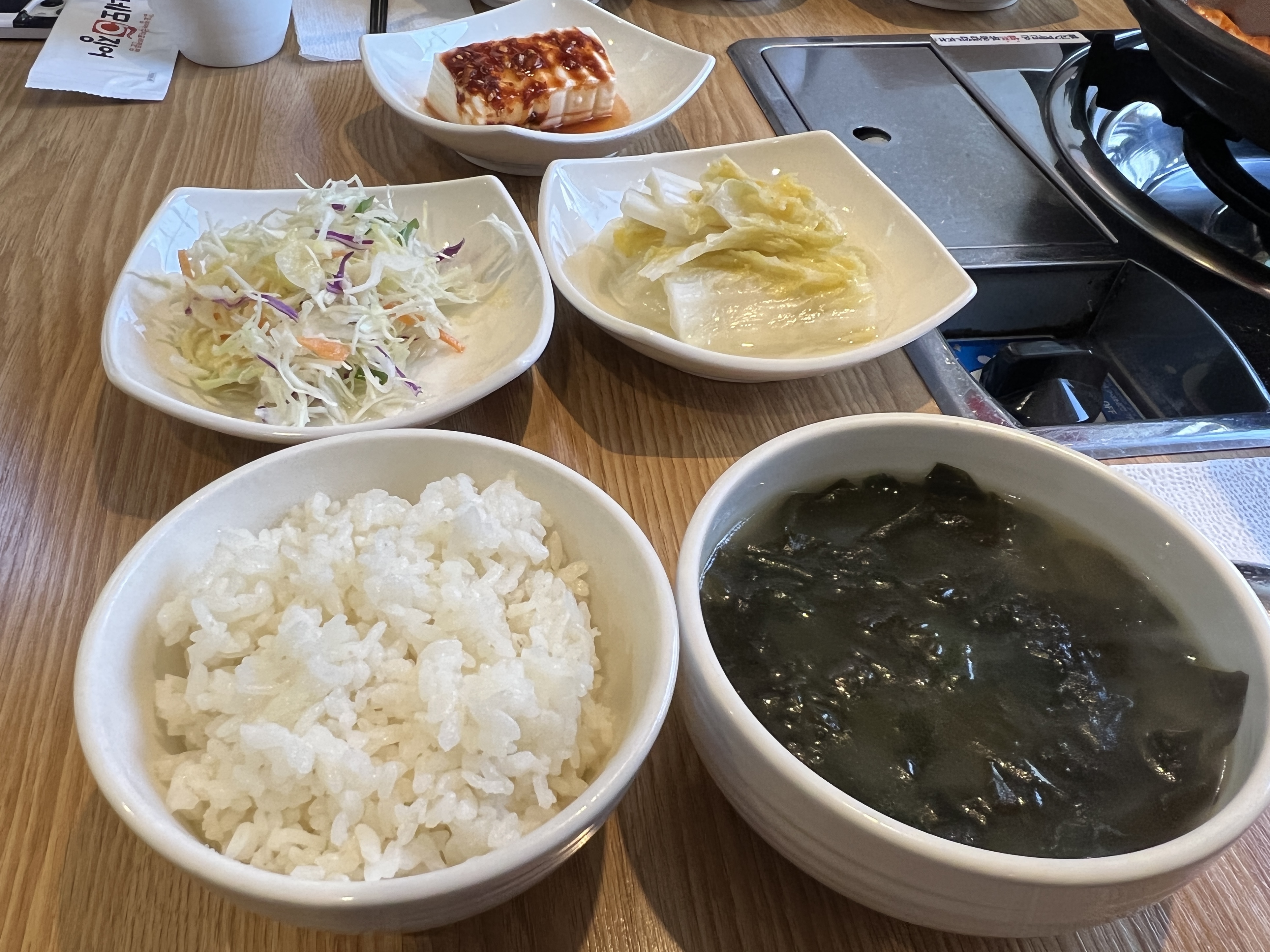 밑반찬-두부-샐러드-백김치-미역국