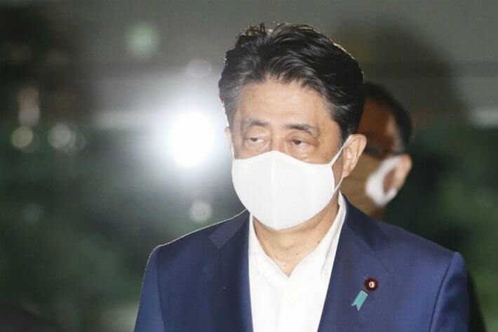  아베, 건강 악화로 사임