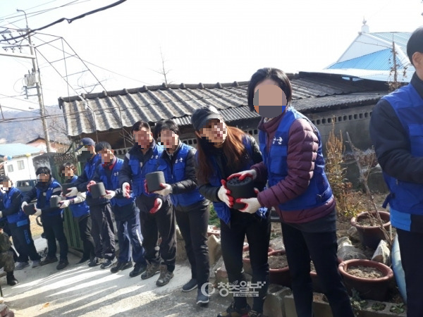 여자는 사진 찍을 때만 하면 됨.