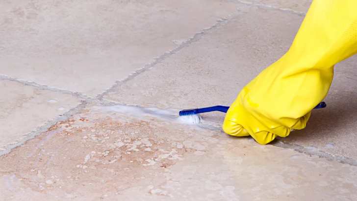 칫솔로 바닥 타일의 그라우트 청소하기 (이미지 출처: Shutterstock)