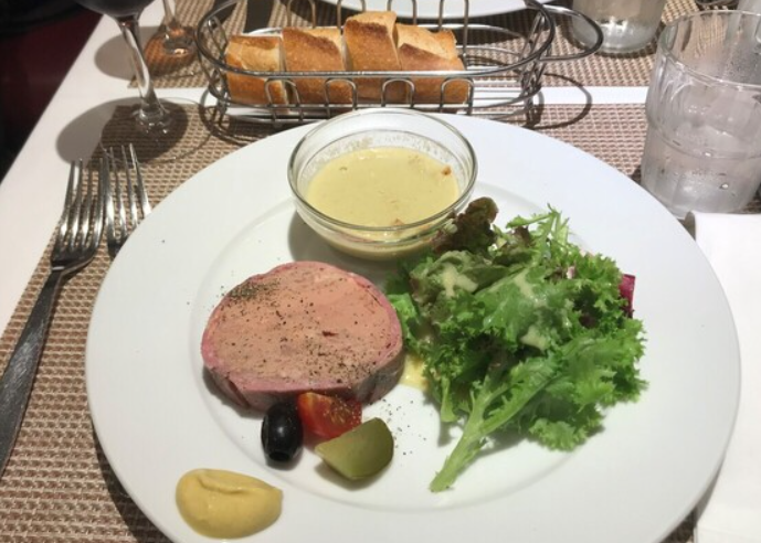 접시 위에 야채와 눌린 고기 그리고 스프가 올려져 있다.