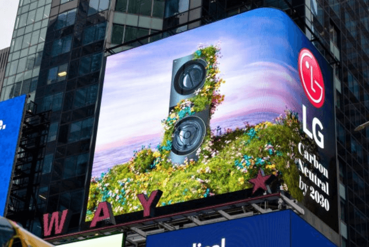뉴욕의-타임스퀘어-전광판에-전시된-LG전자-광고