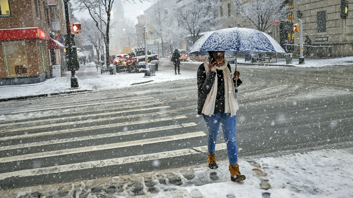 눈오는 추운 맨해튼 거리